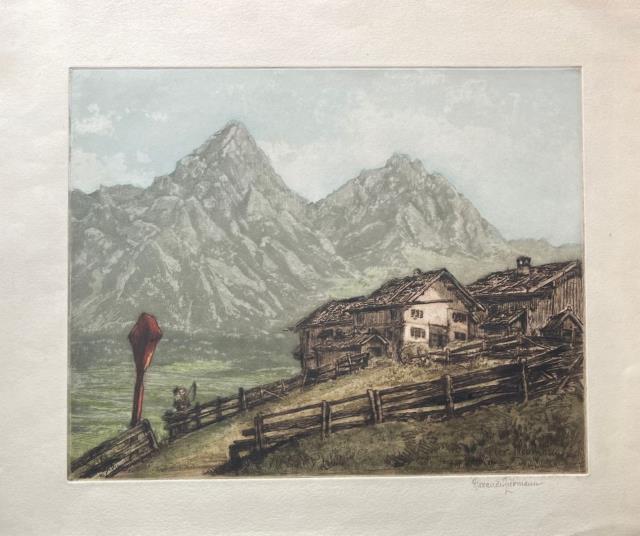 Scorcio alpino con baite e gruppo montuoso.