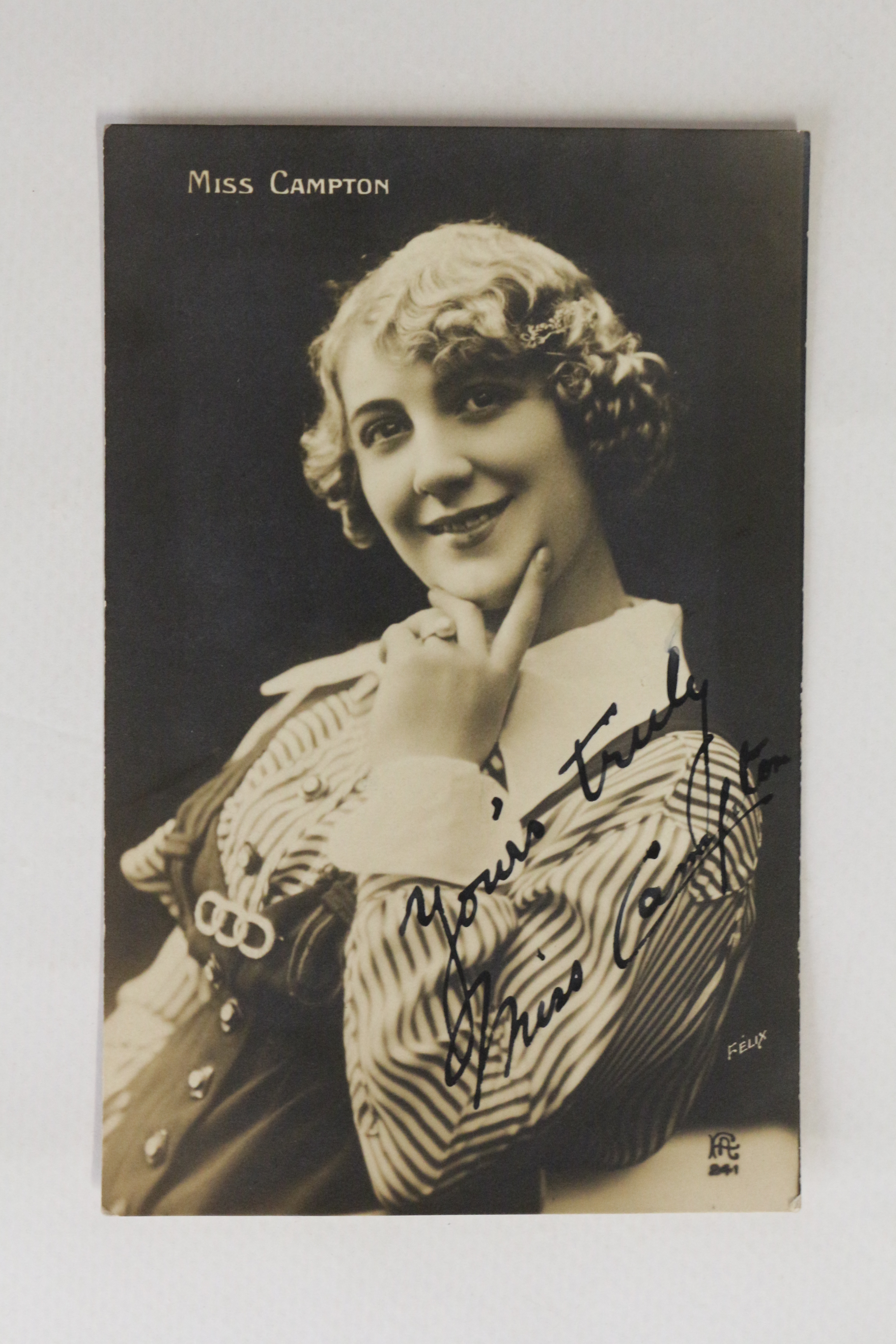 Carte postale photographique signée d'Aimée Campton dite aussi miss Campton