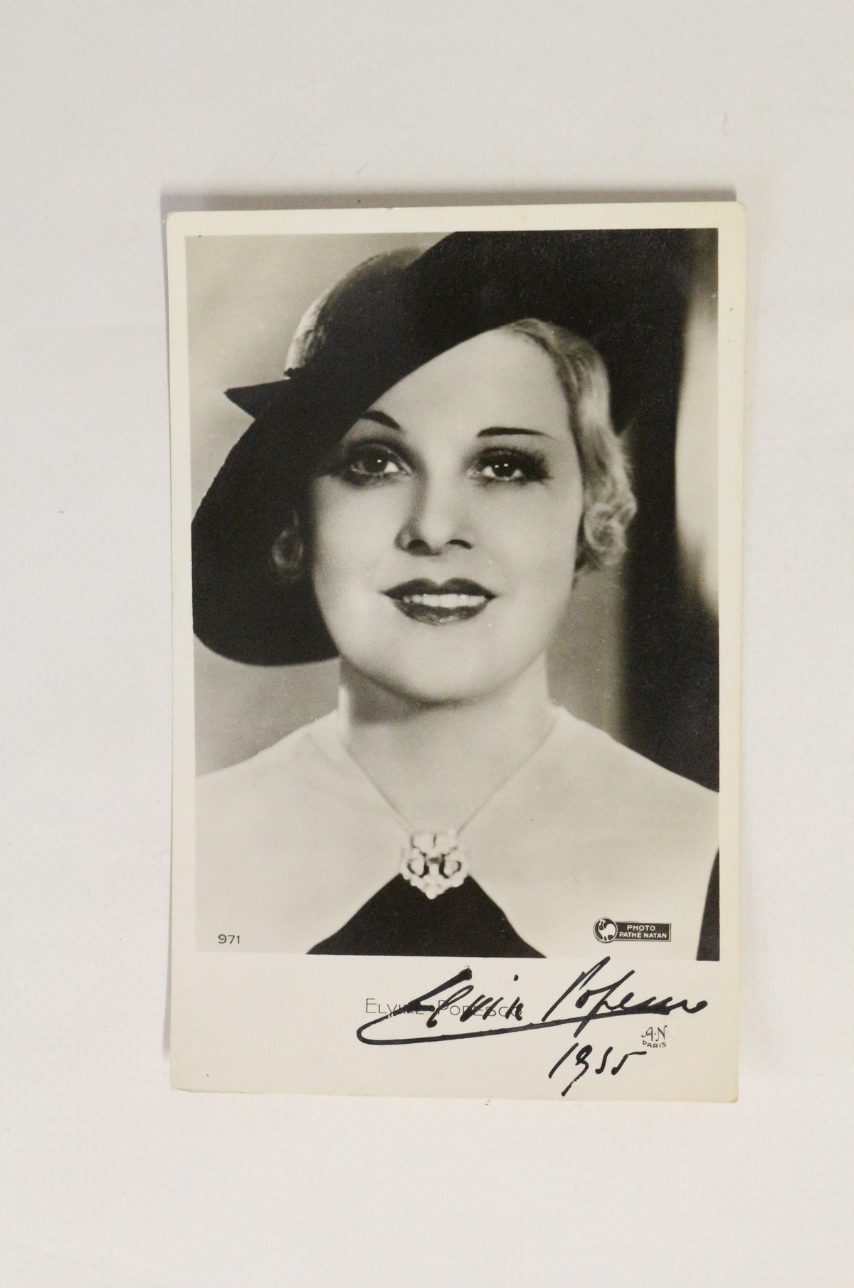 Carte postale photographique signée d'Elvire Popesco