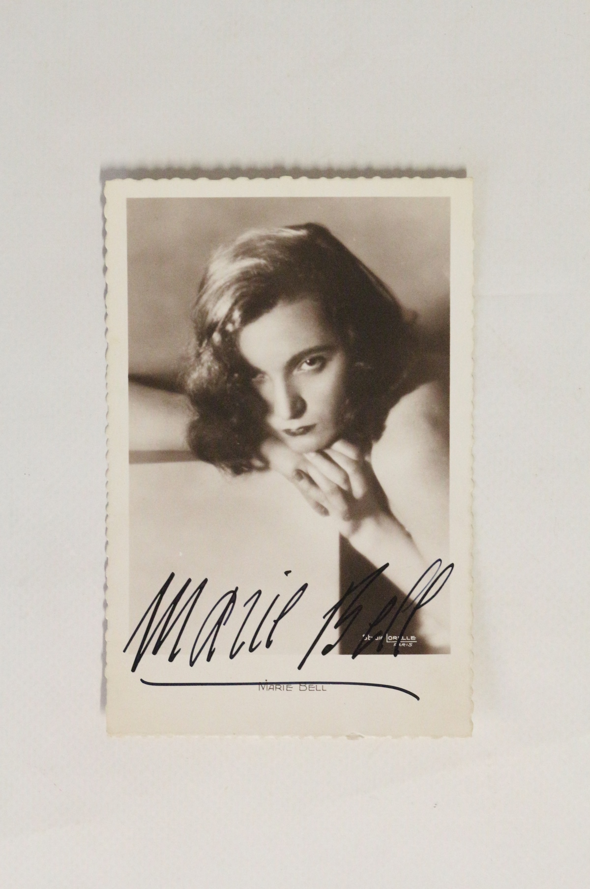 Carte postale photographique signée de Marie Bell