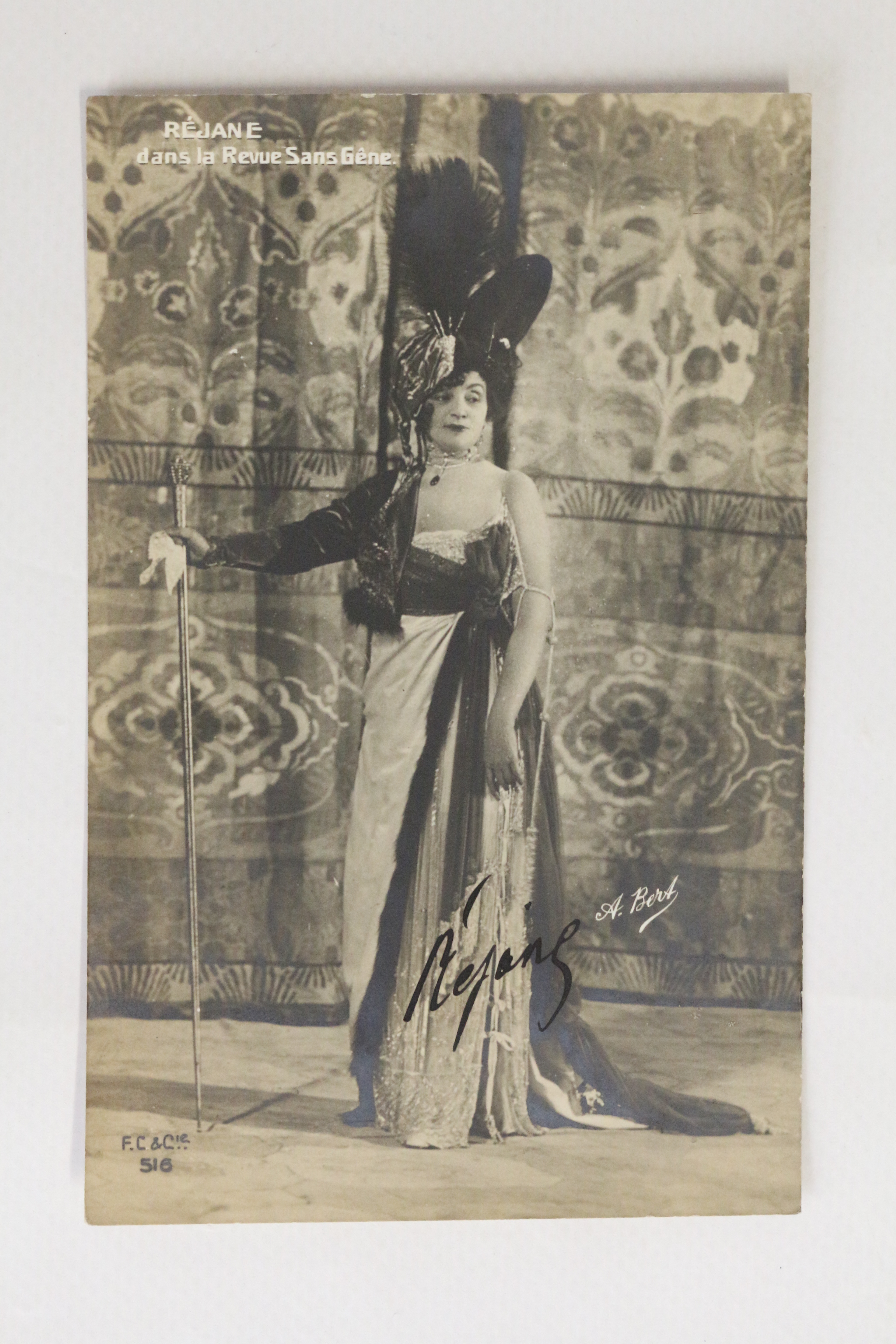 Carte postale photographique signée de Réjane