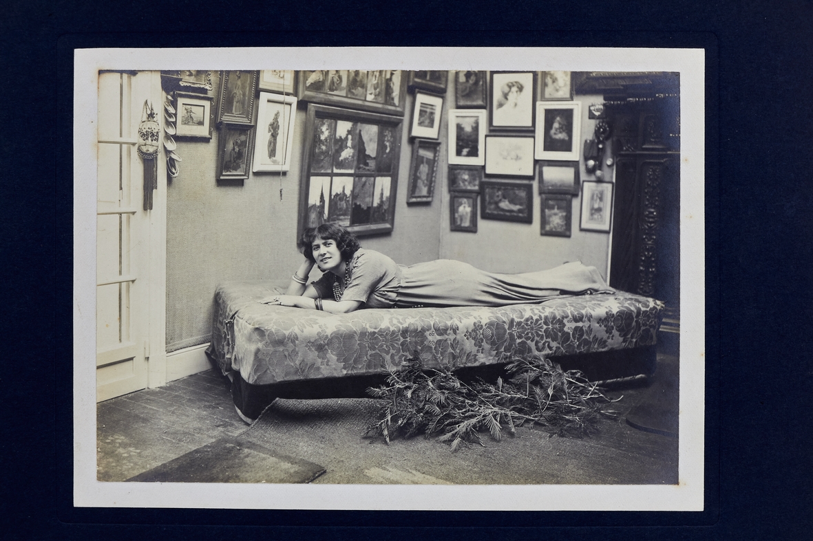 Ensemble de six photographies originales figurant l'intérieur de la villa …