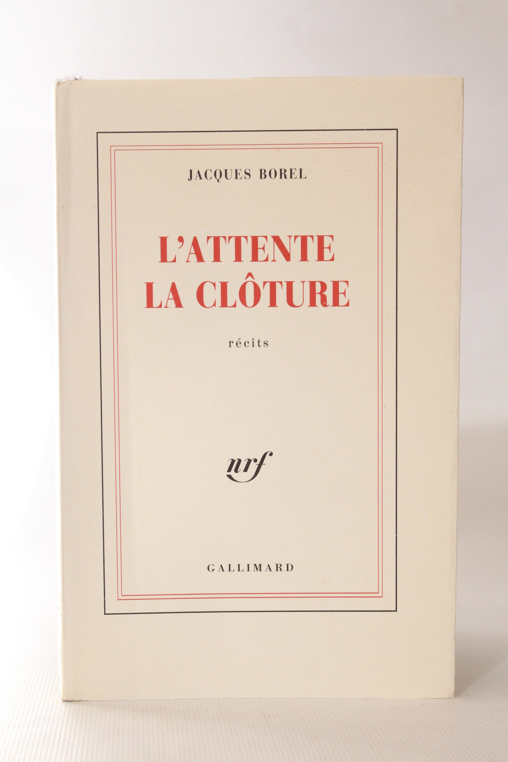 L'attente. - La clôture