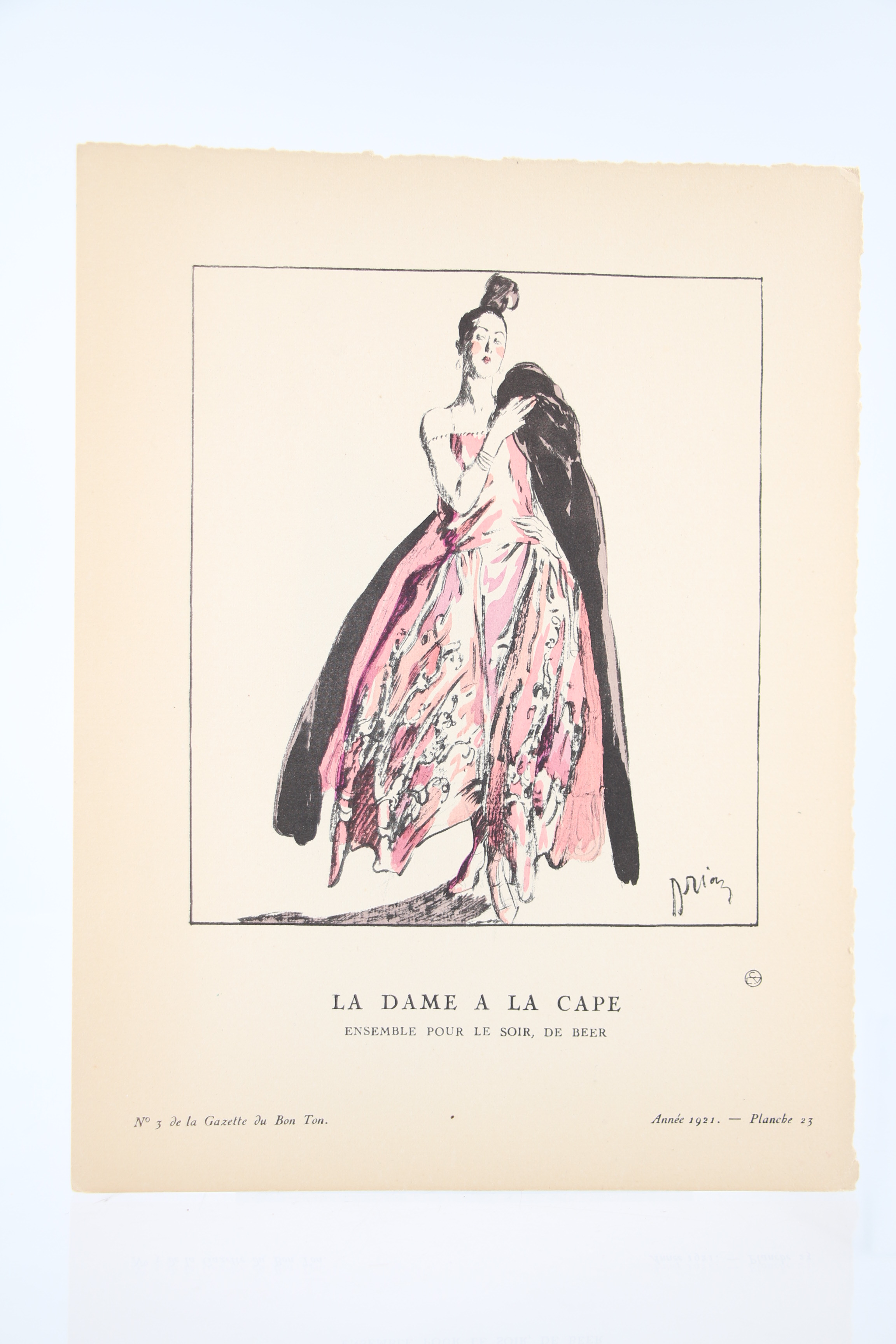 La Dame à la cape. Ensemble pour le soir, de …