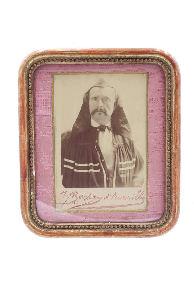 Portrait photographique dédicacé de Jules Barbey d'Aurevilly en tenue de …
