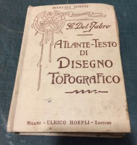 ATLANTE E TESTO DI DISEGNO TOPOGRAFICO