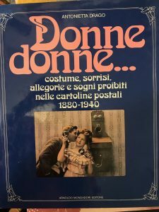 DONNE DONNE….COSTUME, SORRISI, ALLEGORIE E SOGNI PROIBITI NELLE CARTOLINE POSTALI …