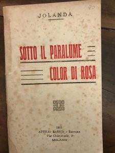 SOTTO IL PARALUME COLOR DI ROSA