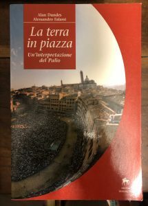 LA TERRA IN PIAZZA . UN’INTERPRETAZIONE DEL PALIO