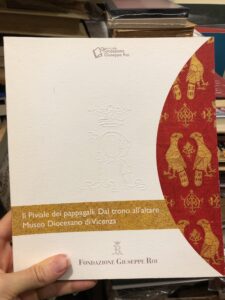 IL PIVIALE DEI PAPPAGALLI. DAL TRONO ALL’ALTARE