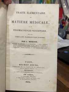 TRAITE ELEMENTAIRE DE MATIERE MEDICALE, OU DE PHARMACOLOGIE VETERINAIRE SUIVI …