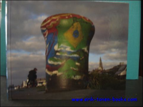 VERANKERD. ANCHORED. KIJKEN NAAR MEERPALEN,