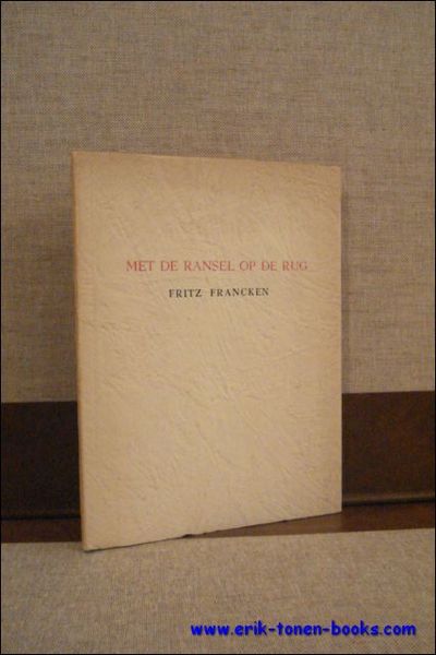 MET DE RANSEL OP DE RUG.