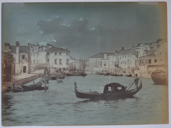 Canale veneziano con gondola