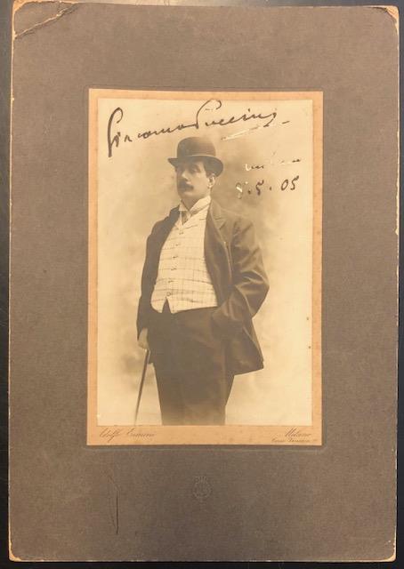 Assai bella fotografia raffigurante il musicista Giacomo Puccini, con firma …