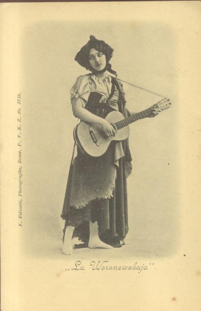 Cartolina postale raffigurante la musicista Woronewskaja con la chitarra (n°3719). …