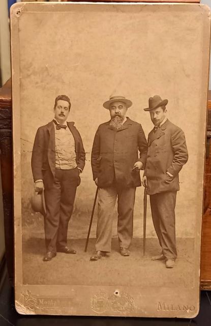 Fotografia originale raffigurante il musicista Giacomo Puccini assieme ai librettisti …