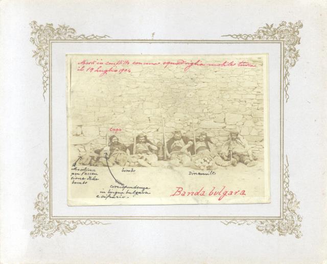 Fotografia originale raffigurante una "Banda bulgara", con cinque "Morti in …