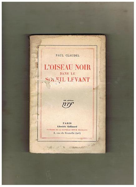 L'oiseau noir dans le soleil levant.