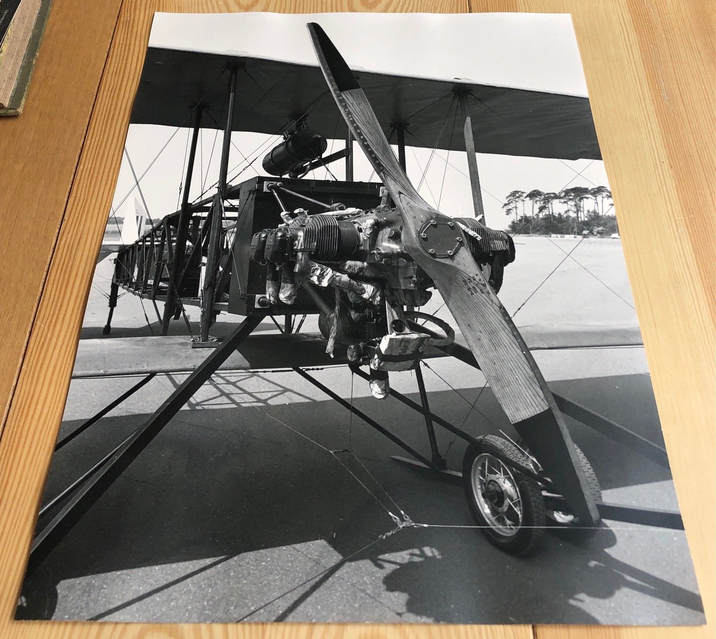 3 großformatige Original-Photographien eines historischen Flugzeugs oder Flugzeugnachbaus.