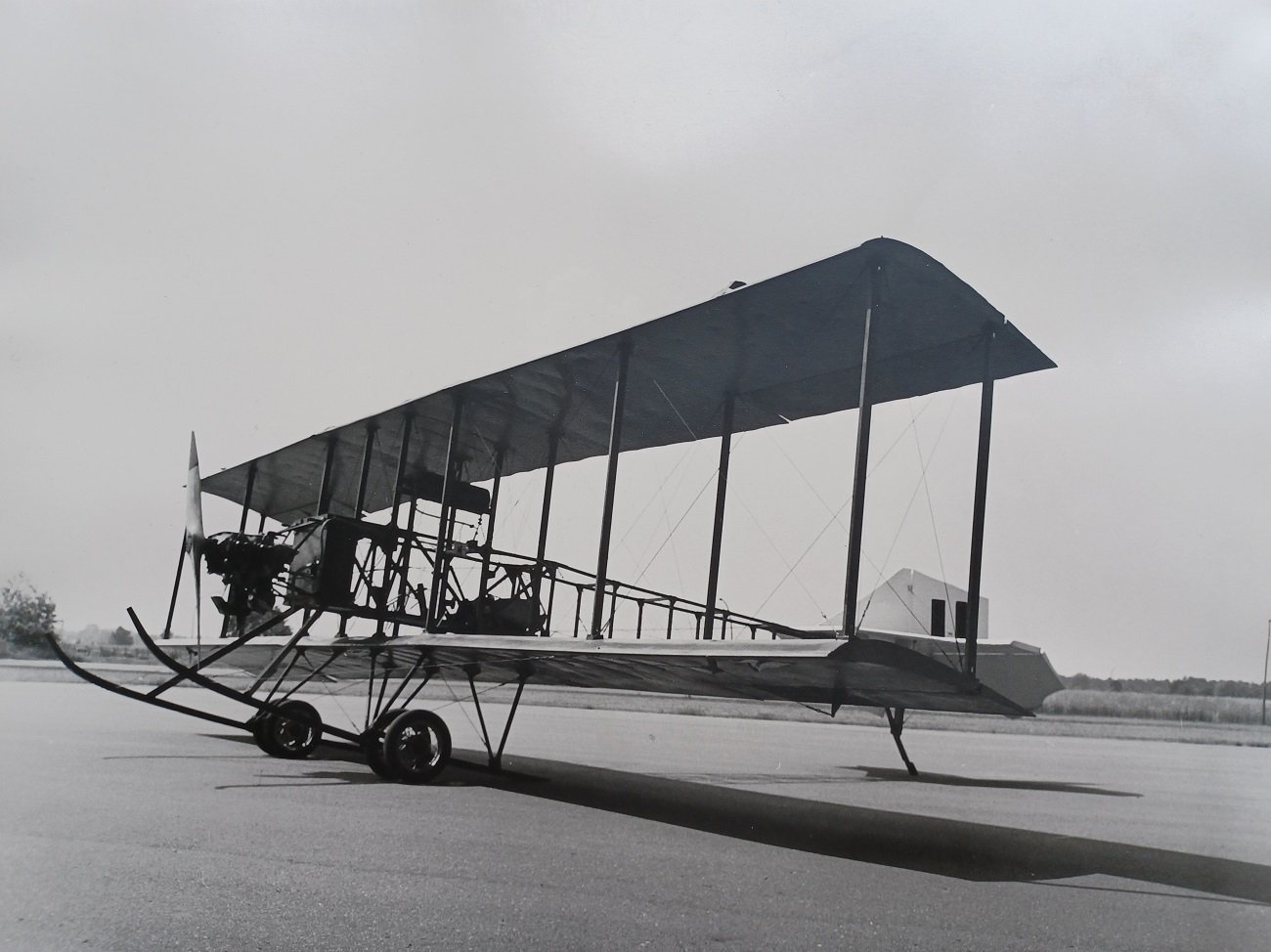 3 großformatige Original-Photographien eines historischen Flugzeugs oder Flugzeugnachbaus.