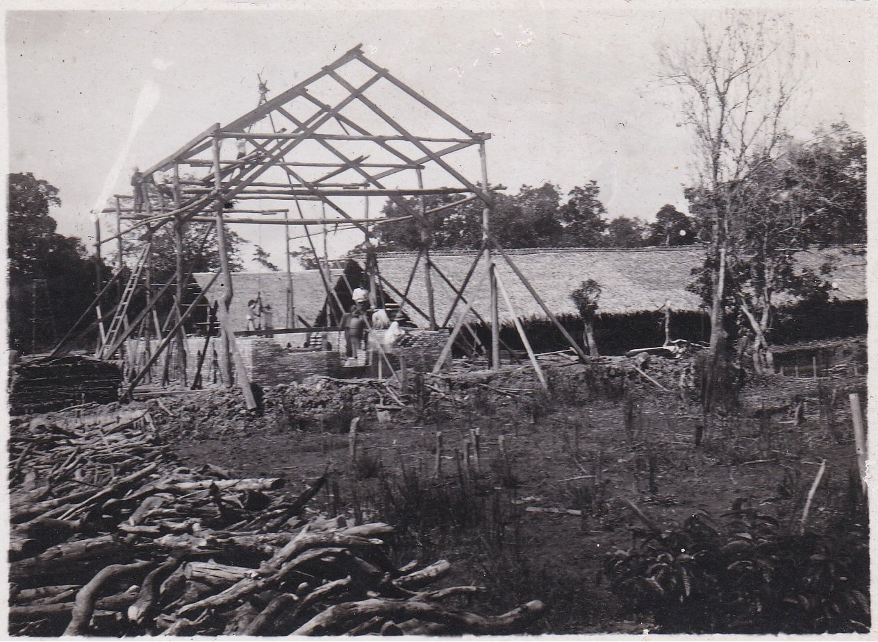 4 Original-Photographien von Bautätigkeiten auf einer historischen Plantage in Afrika.