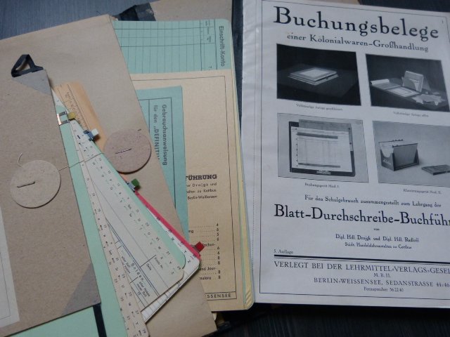 Buchungsbelege einer Kolonialwaren-Großhandlung.