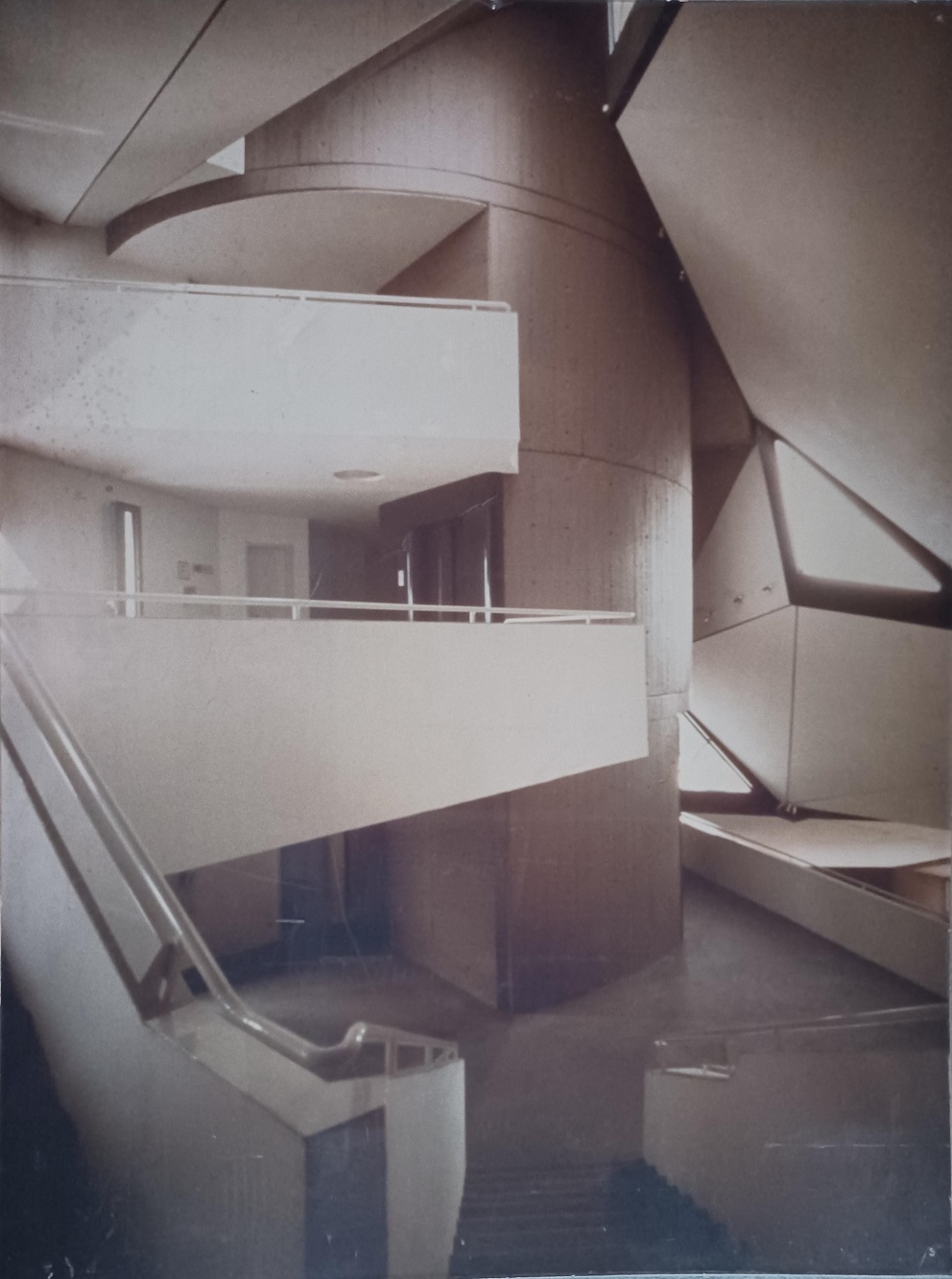 Original-Ausstellungstafel zu einem Wissenschaftsbau im Stil der Nachkriegsmoderne.