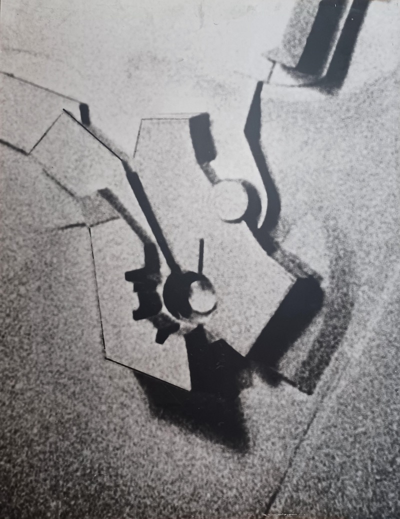 Original-Ausstellungstafel zu einem Wissenschaftsbau im Stil der Nachkriegsmoderne.