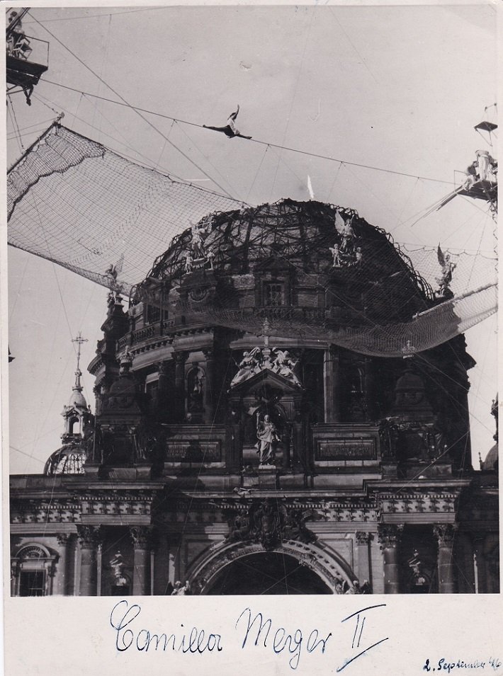 Original-Photographie der "Camilla Meyer"-Hochseilartistengruppe im Berliner Lustgarten 1946.