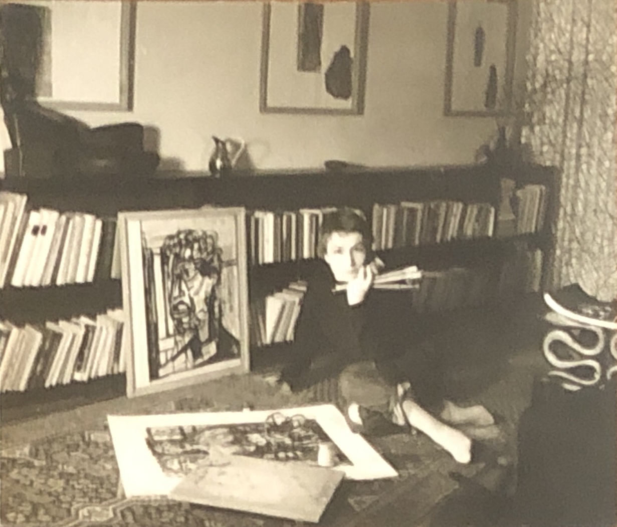 Original-Photographie von Eva Schwimmer bei der Arbeit an ihren Bildern.