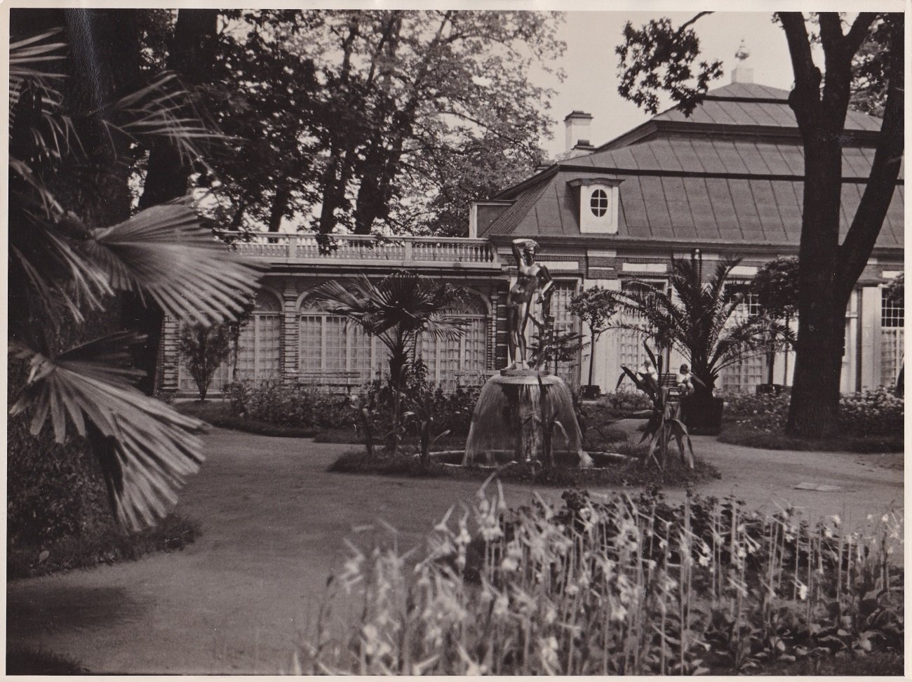 Original-Reiseaufnahme des Photographen Wilhelm Kaune mit dem Titel "Petershof I".