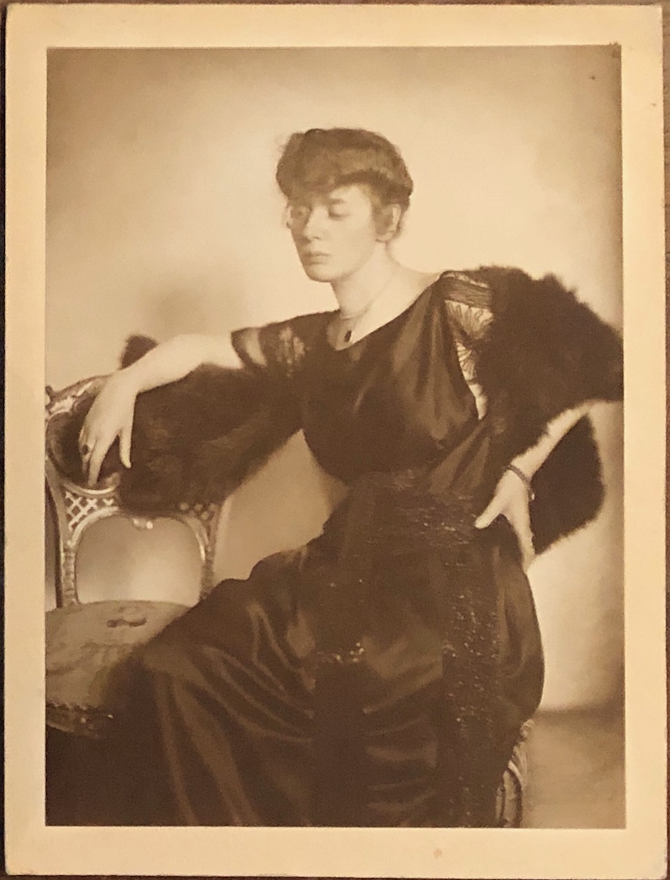 Porträtfotografie der Schriftstellerin Annemarie von Nathusius.