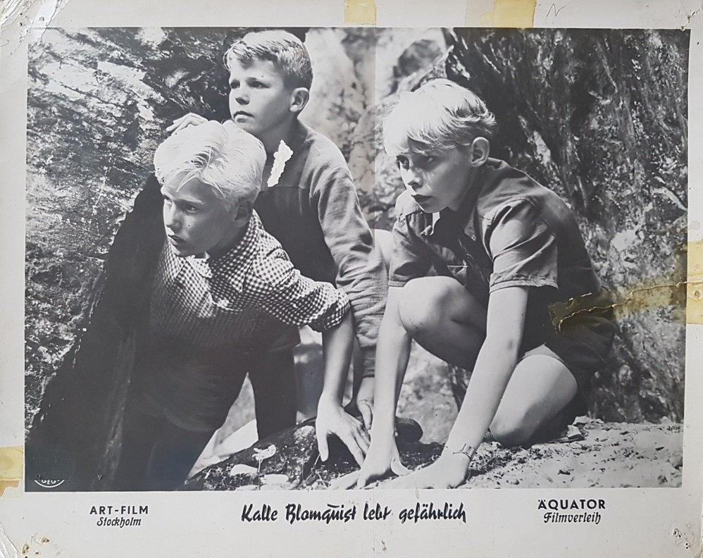 Zwei Photographien aus dem Film: Kalle Blomquist lebt gefährlich (1953).