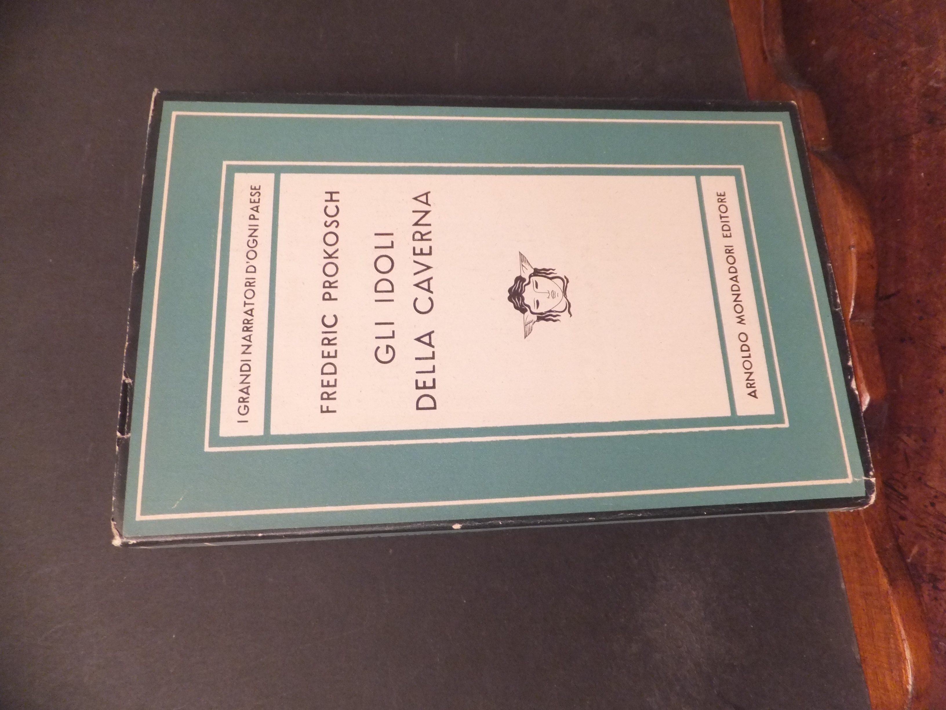 GLI IDOLI DELLA CAVERNA