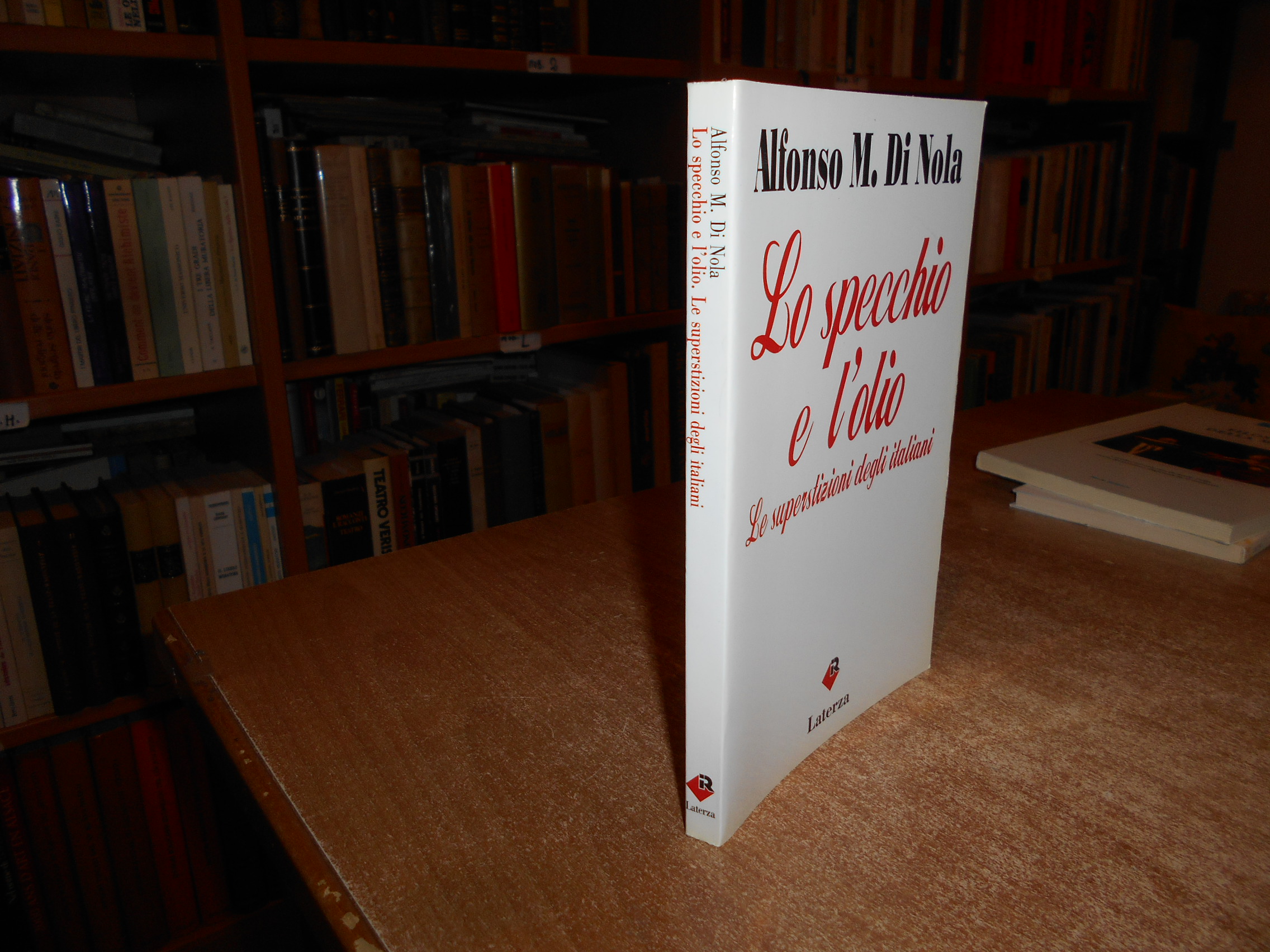 Lo specchio e l'olio. Le superstizioni degli italiani. ALFONSO M. …
