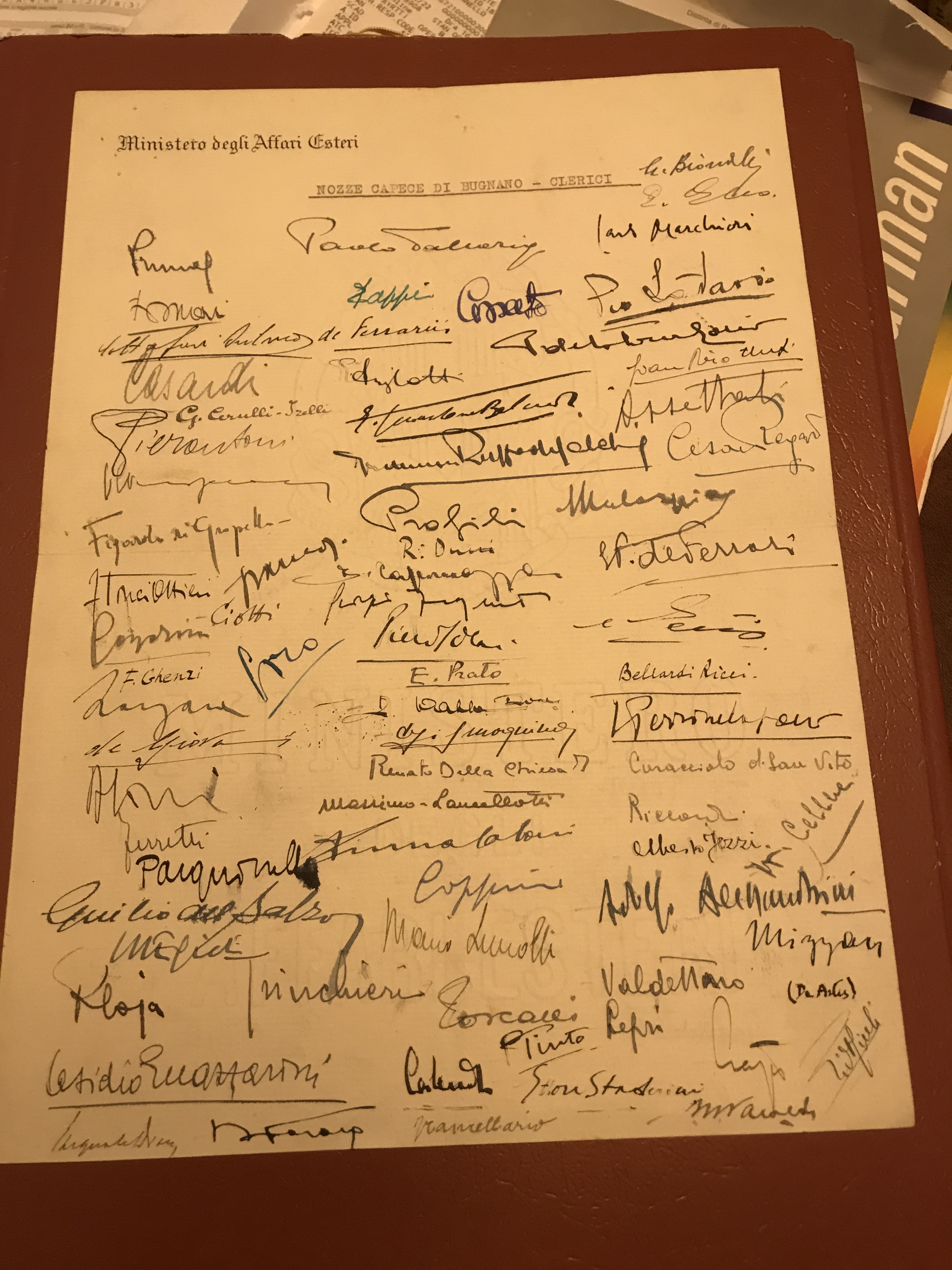 Circa 80 autografi di consoli ed ambasciatori partecipanti alla festa …