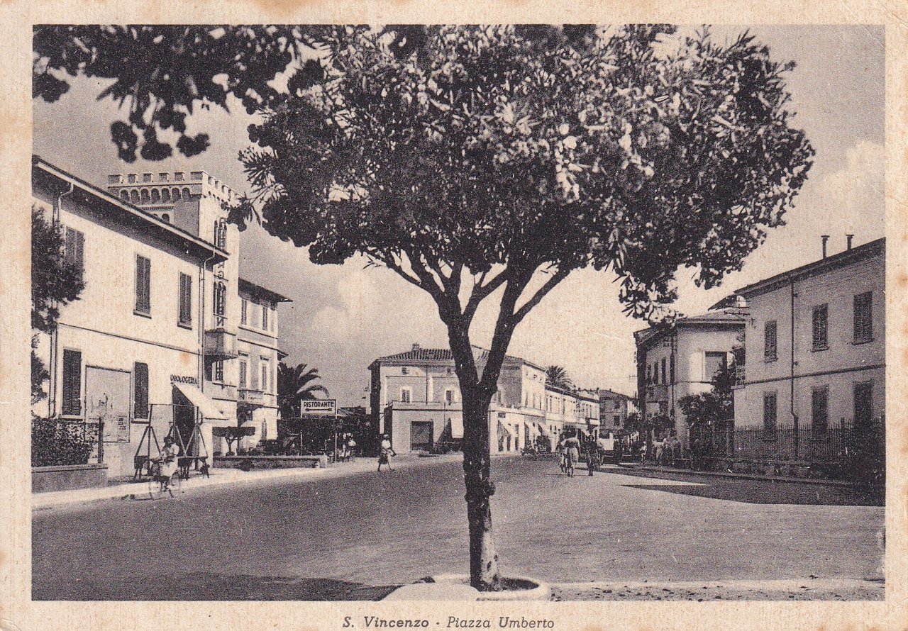 Cartolina San Vincenzo (Livorno) - Piazza Umberto. 1953