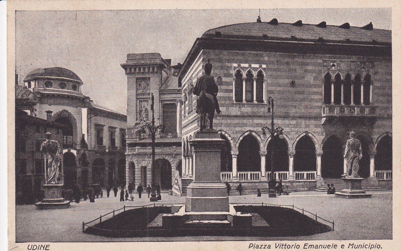 Cartolina UDINE - Piazza Vittorio Emanuele e Municipio.