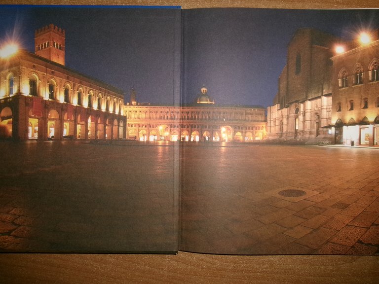 PIAZZA MAGGIORE l' anima di Bologna. Testi di Fabio Morellato …