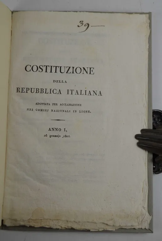 Costituzione della Repubblica italiana. Adottata per acclamazione nei comizj nazionali …