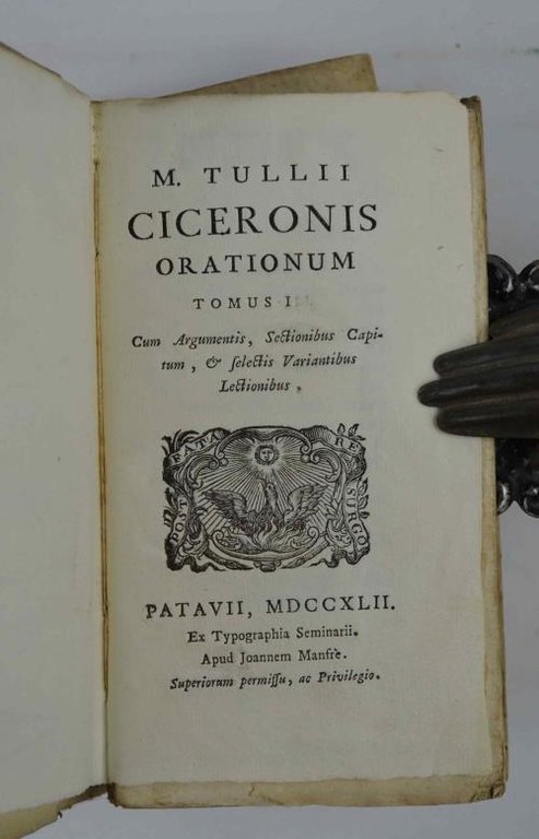 Orationum. cum argomentis, sectionibus capitum, et selectis variantibus lectionibus.