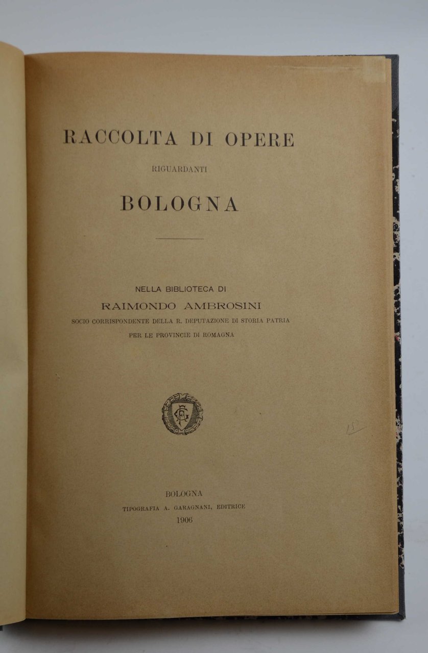 Raccolta di opere riguardanti Bologna nella biblioteca di Raimondo Ambrosini.