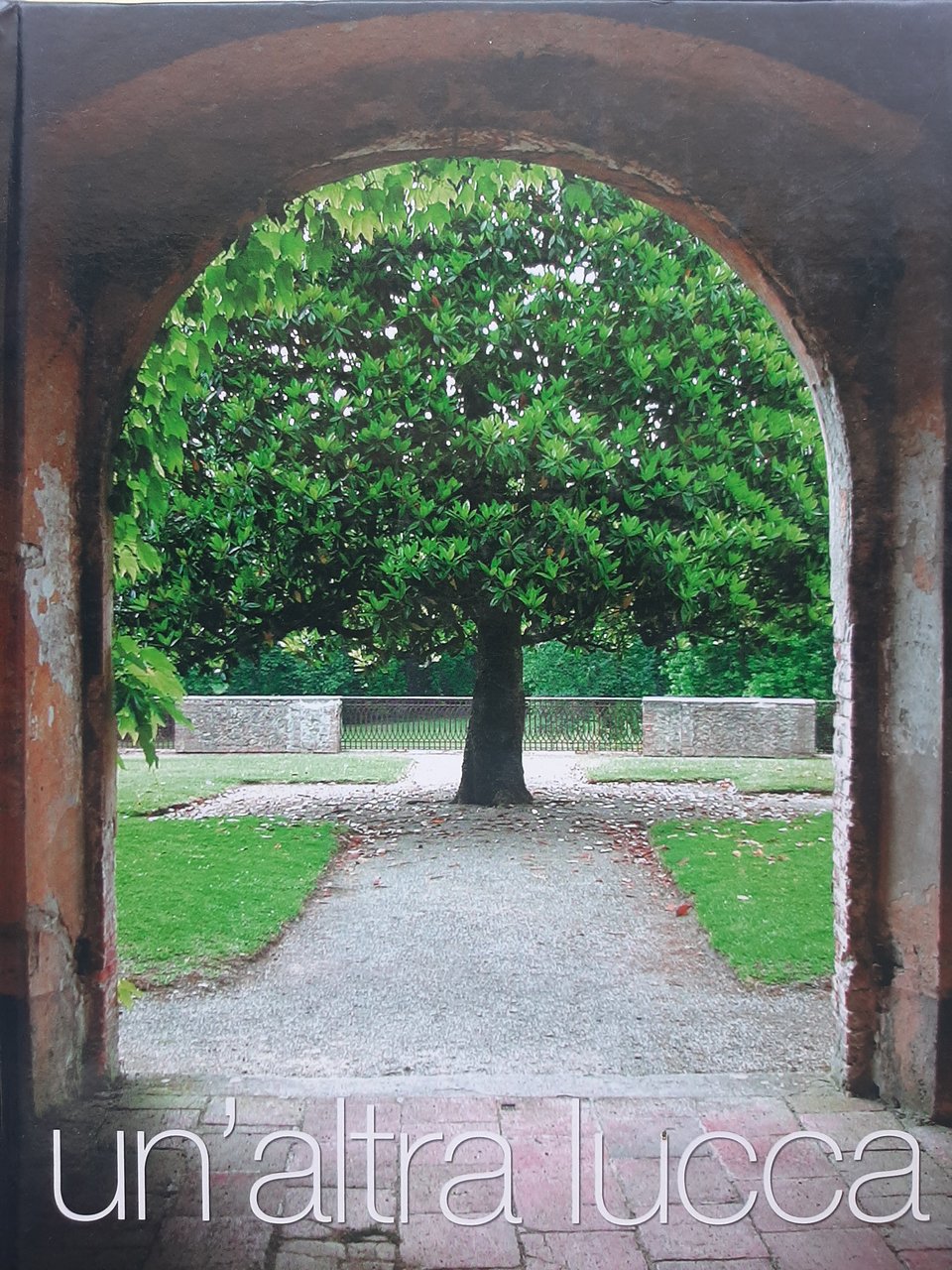 Un'altra Lucca. Itinerari insoliti e passeggiate senza fretta. A Lucca …