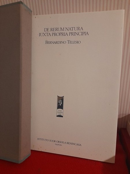 DE RERUM NATURA IUXTA PROPRIA PRINCIPIA. Istituto Benincasa,1989.