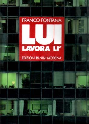 Lui lavora lì