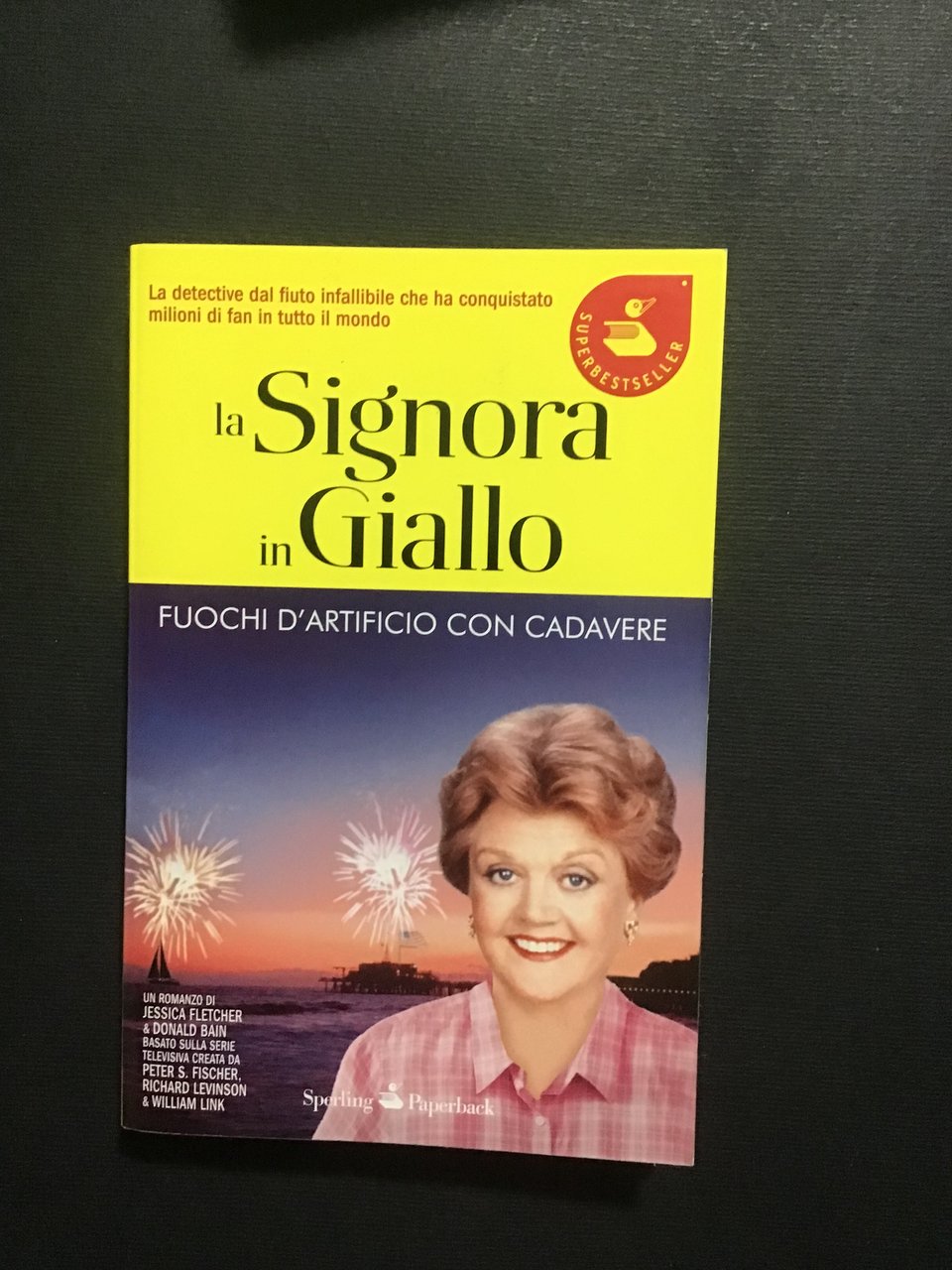 LA SIGNORA IN GIALLO. FUOCHI D'ARTIFICIO CON CADAVERE
