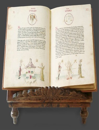 Liber Physiognomiae. Arte e oroscopi in un trattato di astrologia pre-rinascimentale. L’edizione in facsimile del Liber Physiognomiae è stata realizzata in concomitanza con il restauro e con la dotazione della nuova copertina in pelle. L’opera è stampata su carta «Accademia» Fabriano, che richiama il supporto dell’originale. I due fogli membranacei sono riproposti su carta pergamenata. La cucitura e la legatura in pelle di vitello con impressioni a secco sono opera di provetti artigiani. Il commentario, di 64 pagine rilegate in brossura, contiene l’integrale trascrizione del tes
