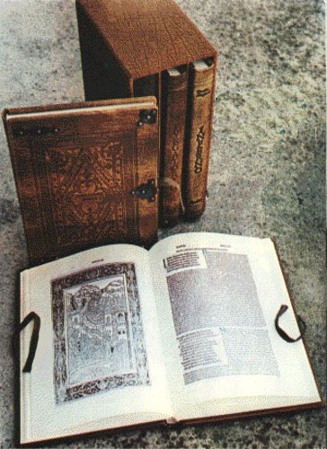 Divina Commedia. Il testo riprende quello stampato a Firenze il 30 agosto 1481 da Nicolò di Lorenzo di Lamagna. La nota originale, e di estremo interesse, è data dalle illustrazioni, le prime illustrazioni xilografiche per il poema. Sono di varia mano, in numero di sessanta, limitate ai canti dell'Inferno, del Purgatorio e al primo del Paradiso; alcune sono ripetute, a formare un insieme conplessivo di sessantotto.Per l'incisività del taglio e per il realismo descrittivo, sono particolarmente notevoli quelle del