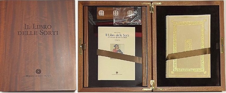Il Libro delle Sorti di Lorenzo Spirito Gualtieri. Un gioco di società del Rinascimento italiano. Stampa con speciale retino stocastico e riproduzione dell'oro in lamina e in polvere. Legatura artigianale con quinterni cuciti a mano. Copertina in pergamena con incisioni in oro.